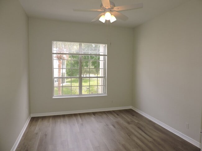 Building Photo - 2/2 Townhome Located in Carriage Homes At ...