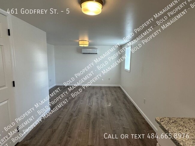 Building Photo - 461 Godfrey St