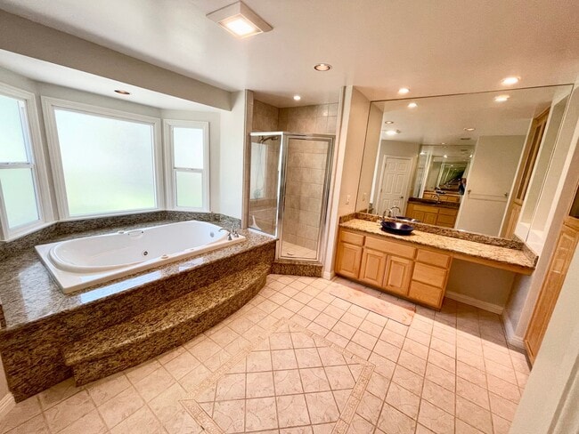 Building Photo - *** Gorgeous 4 bed 3 bath Single Family Ho...