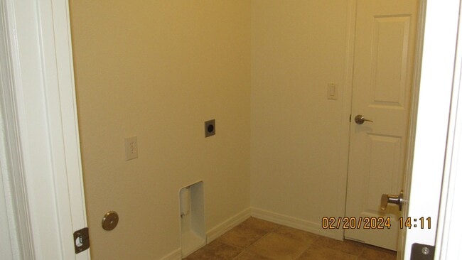 Building Photo - 3 bed 2 bath 2 car garage near high school