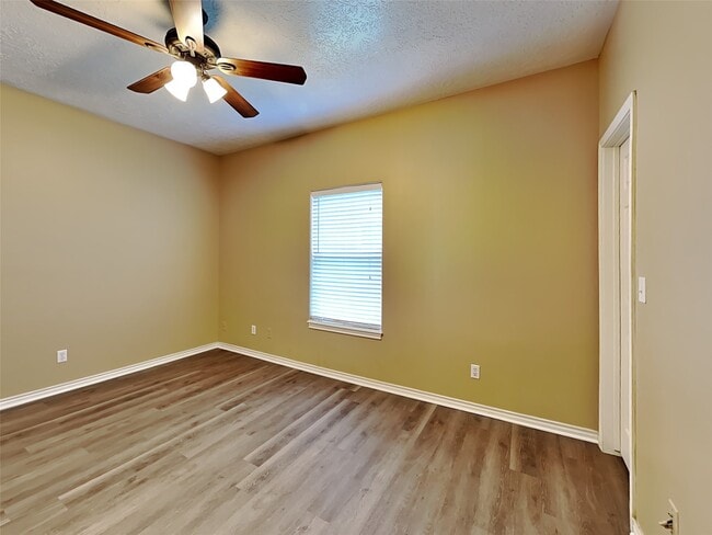 Building Photo - 906 Crystal River Rd