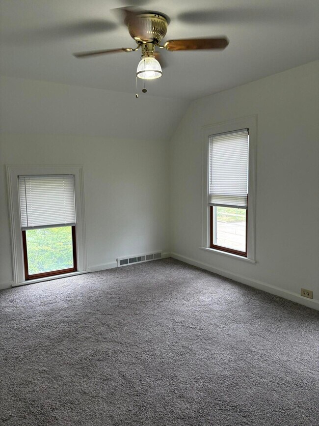 Building Photo - 201 Oak St