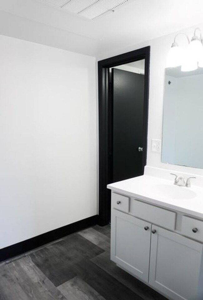 Building Photo - Half off First Month Rent plus a Free Ring...