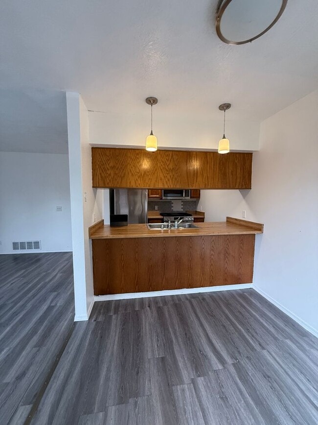Building Photo - Pet-Friendly, Available Now!