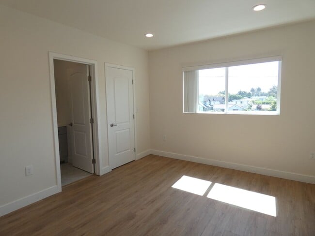 Building Photo - Modern Townhome Community in Prime Mid-City