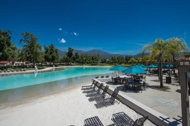 Building Photo - Bright & Updated 2 Bedroom Home with Flexible Primary Retreat and Amazing Community Amenities!