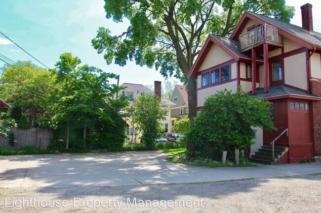 Building Photo - 231 Lyon St NE