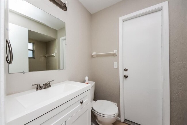 Building Photo - 2733 Mint Dr