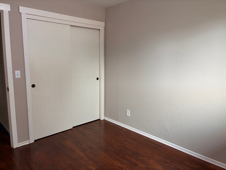 Front bedroom - 484 N Kentucky Ave