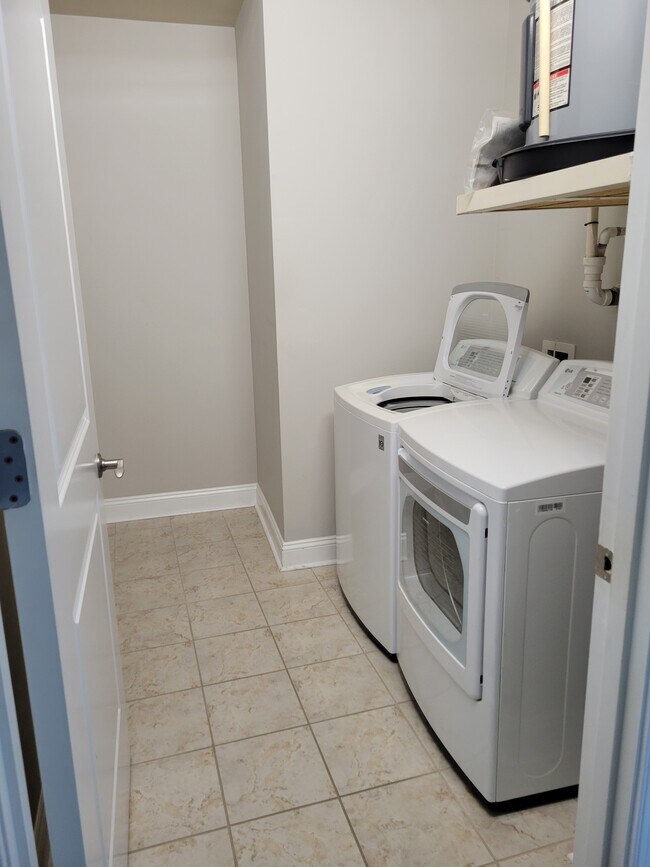 Building Photo - 701 Royal Ct