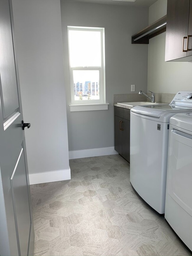 Building Photo - Spectacular newer 3 bed 2.5 bath custom ho...