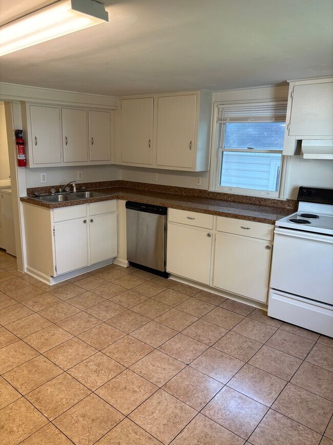 Building Photo - Spacious Renovated Lakewood Duplex! Walk t...