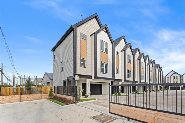 Building Photo - 5207 Pine Tree Dr