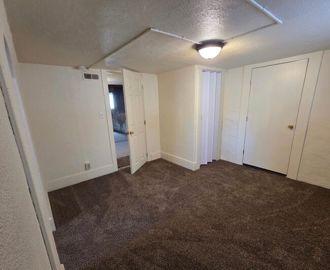 Building Photo - Corner location near ISU-Single Family Home with room to spread out!