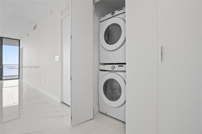 Building Photo - 700 NE 24th St