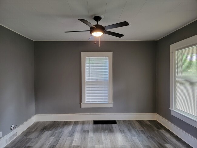 Building Photo - 412 S Main St