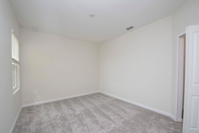 Building Photo - TOWNHOUSE 3 Bedrooms 2.5 Baths