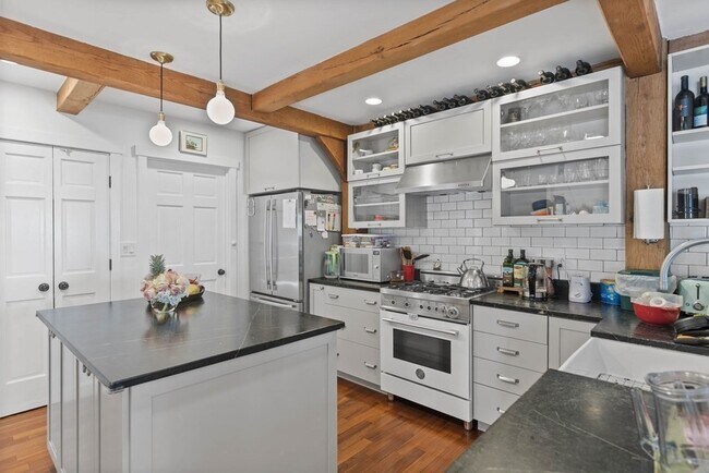 Building Photo - 7 Murdock St