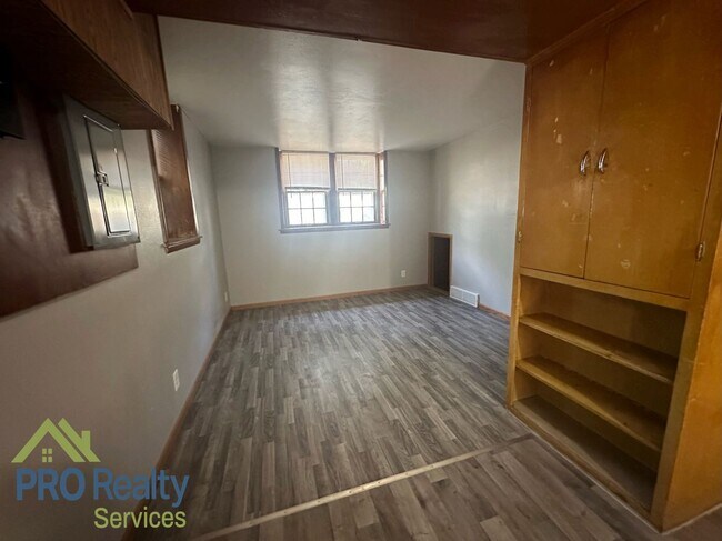 Building Photo - 480 Forest St N #1