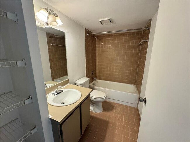 Building Photo - 9688 Fontainebleau Blvd