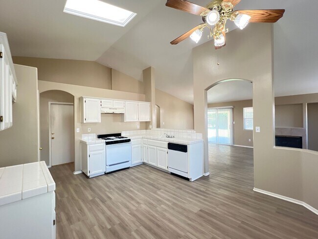 Building Photo - Northwest Bakersfield