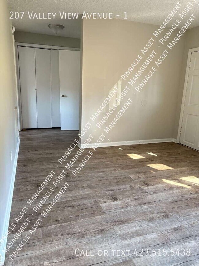 Building Photo - 207 Valley View Ave