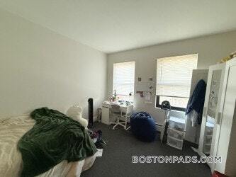 Building Photo - 833 Beacon St