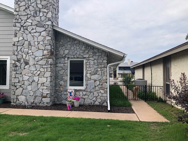 Building Photo - 3642 Lakeshore Dr
