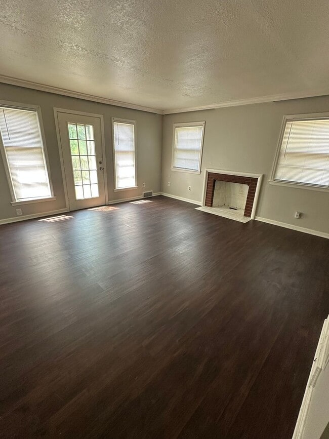 Building Photo - 2 bedroom 1 batg