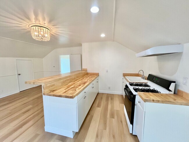 Building Photo - Upstairs 2 Bedroom Apartment with Arched D...