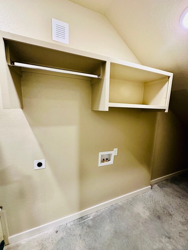 Building Photo - 219 Silverleaf Ln