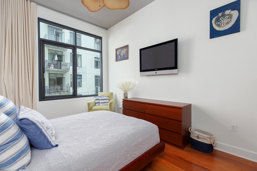 Building Photo - 1050 Island Ave