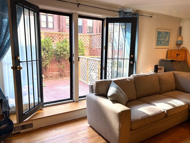 Building Photo - 331 Beacon St