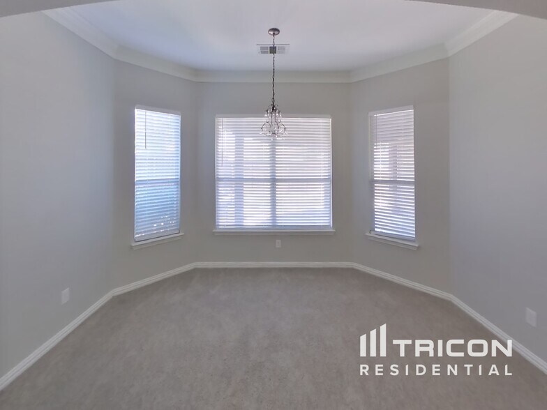Building Photo - 2020 Hillcroft Dr