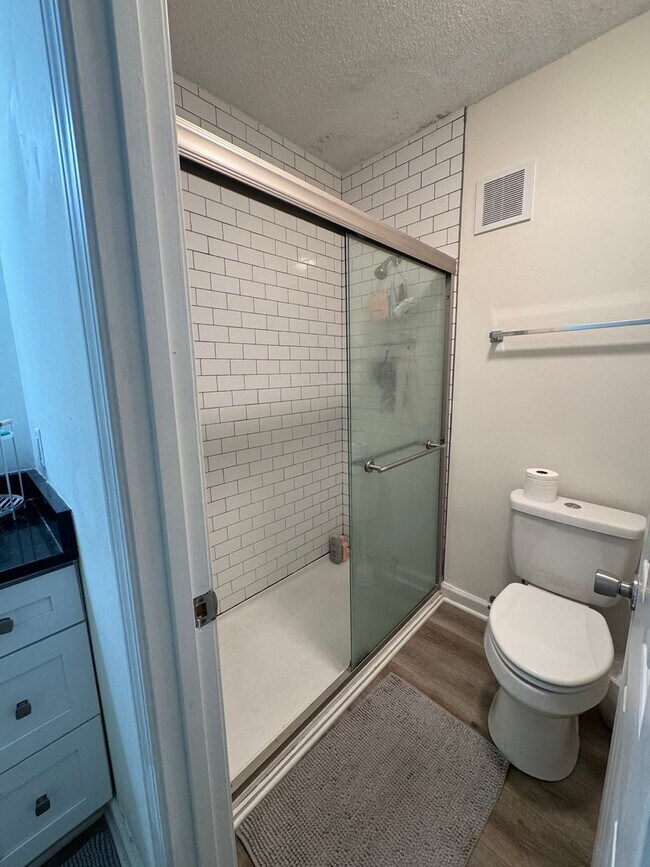 Building Photo - Spacious Renovated 3-Bedroom Condo Near UT...