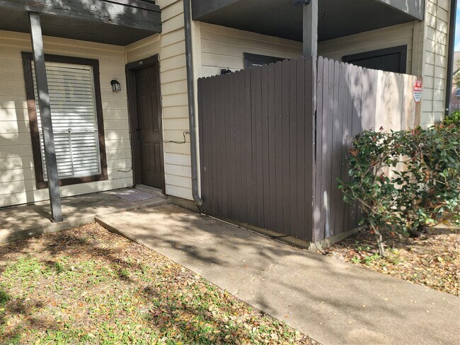 Building Photo - 12615 Brookglade Cir