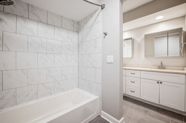 Building Photo - Gorgeous & Spacious Lincolshire Townhouse ...