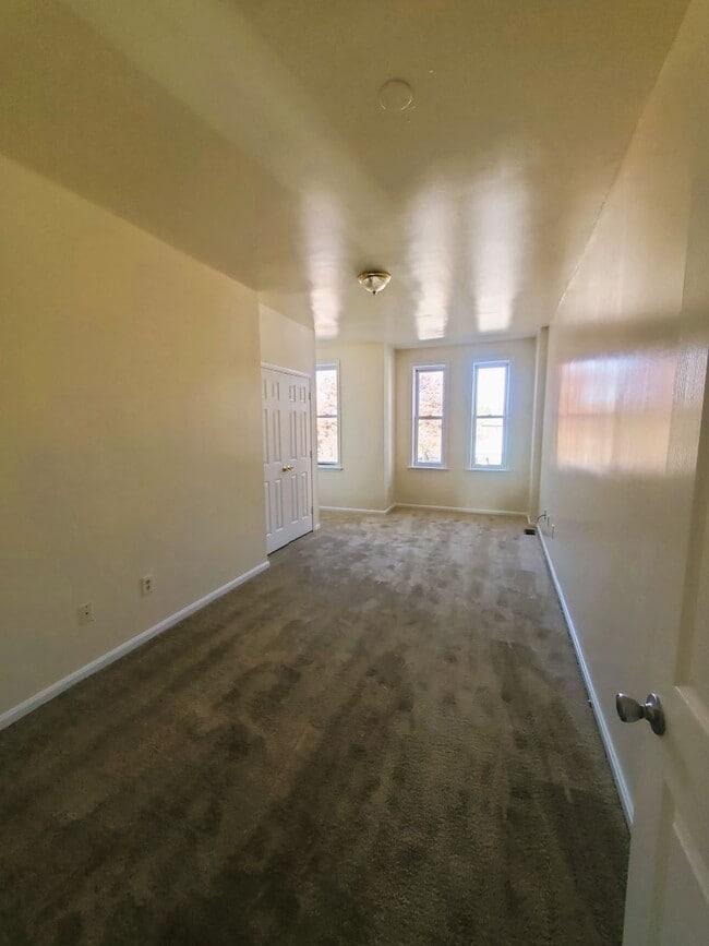 Building Photo - Large 3BR/1BA townhome in the Oliver neighborhood of East Baltimore. WATER INCLUDED