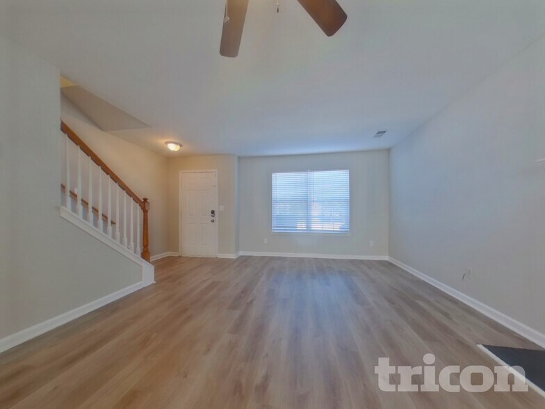 Building Photo - 120 Lakeside Point