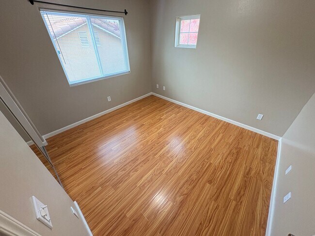 Building Photo - Lovely 5 Bedroom Home