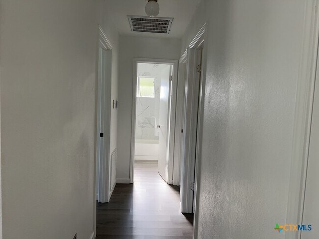 Building Photo - 2503 Armadillo Dr