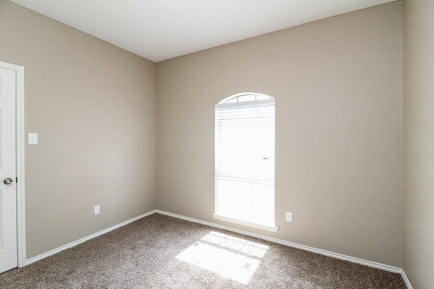 Building Photo - 849 Woodridge Cir