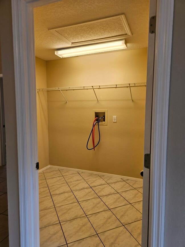 Building Photo - Move In Ready