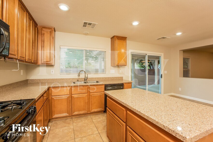 Building Photo - 9947 Pioneer Ave