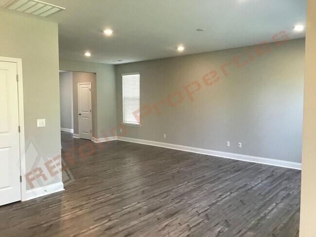 Building Photo - Grand 5 Bedroom 3 Baths House w/1st FL gue...