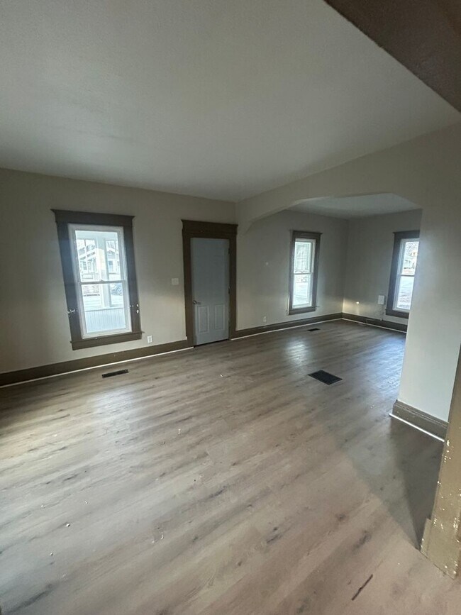 Building Photo - 413 Conger St