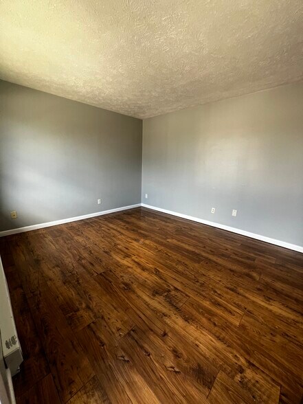 Building Photo - 1100 Eastgate Mnr