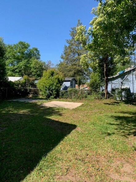 Building Photo - 2216 Saxon St