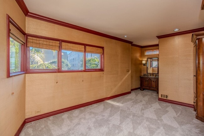 Building Photo - Extraordinary 5-Bed / 5-Bath Oceanfront Pr...