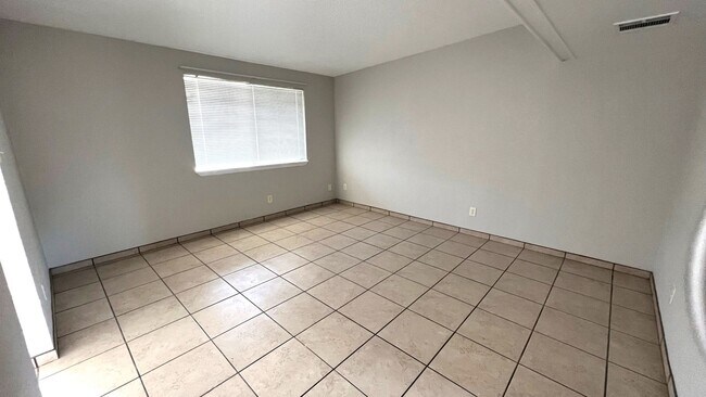 Building Photo - Beautiful home with 2 kitchens and 3 bedrooms and 2 bathrooms